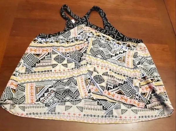 Xhilaration ladies sleeveless blouse is a junior size XL. - Image 5