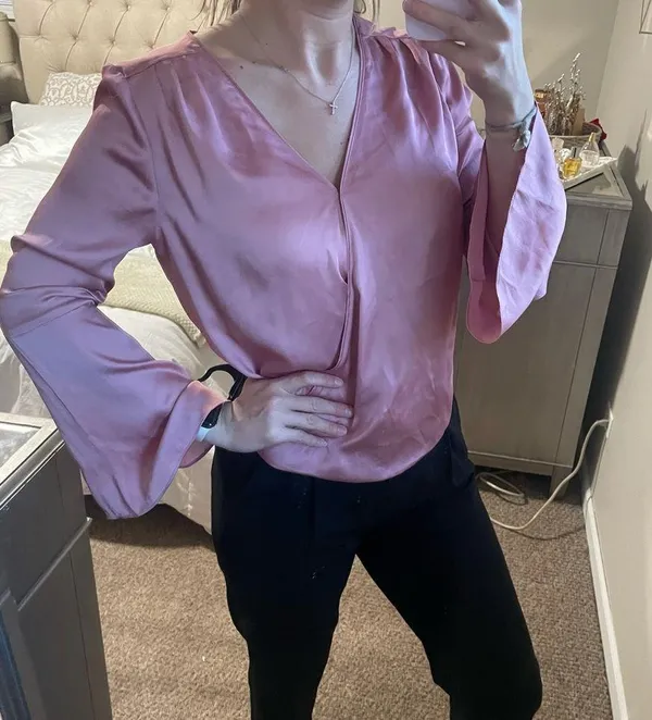 White House Black Market pink satin long sleeve blouse! - Image 5