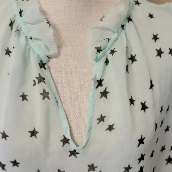 Elle mint star blouse size medium - Image 4