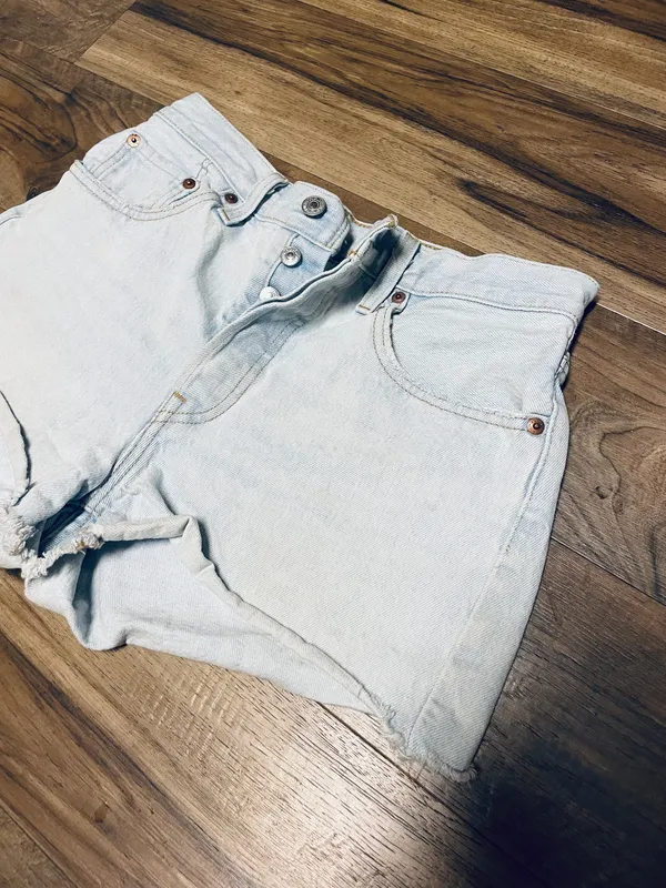 Levi’s 501 Original Fit Women’s Cut-off Jean Shorts Fly Button Closure Size 28 - Image 2