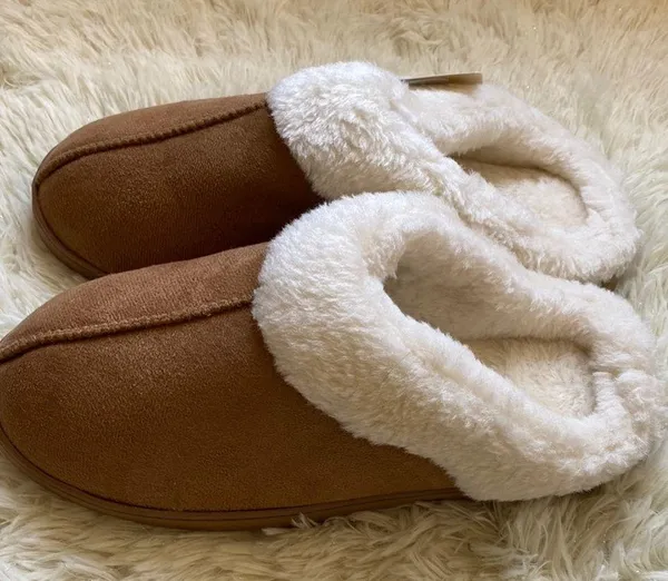 Muk Luks Tan Slippers with White Fleece - Image 2