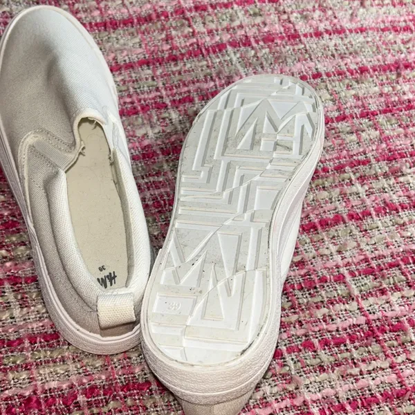 H&M Size 8 White Slip On Shoes - Image 9