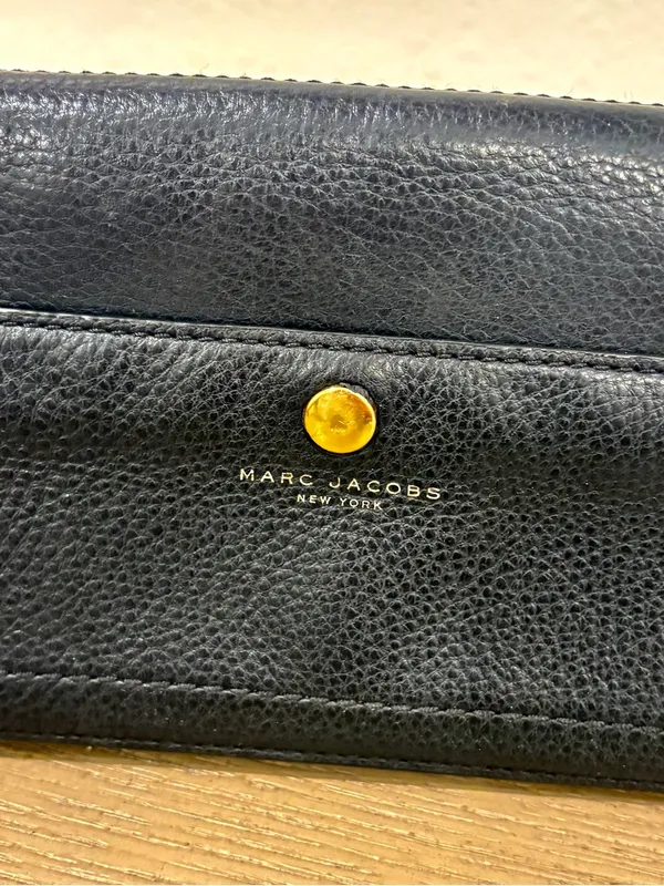 Marc Jacobs Black Pebbled Leather Crossbody Wallet with Removable Snap - Image 4