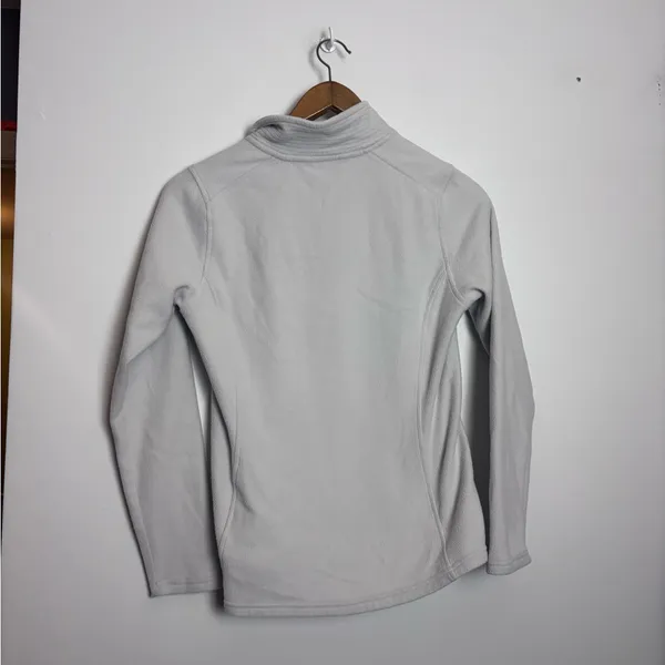 The North Face Women's Light Gray Yumiori 1/4 Zip Fleece Pullover Sweater - Image 6