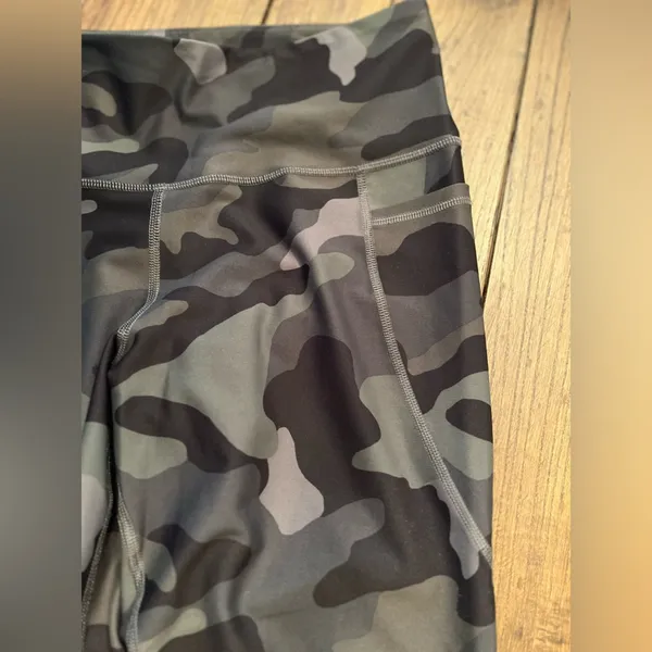 Old Navy Active Camo Cropped Leggings Sz L Squatproof EUC 7/8 length - Image 3