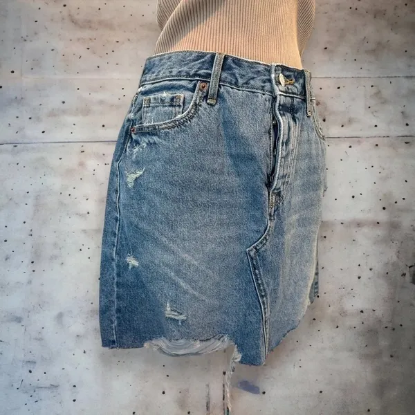 Old Navy Denim Mini Skirt Light Wash‎ Distressed Raw Hem Button Fly Size 6 - Image 4