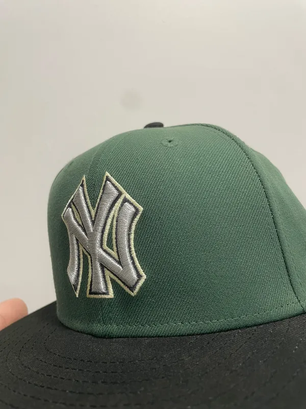 Hat club dr doom New York Yankees size 7 1/8 used in good condition very rare - Image 3
