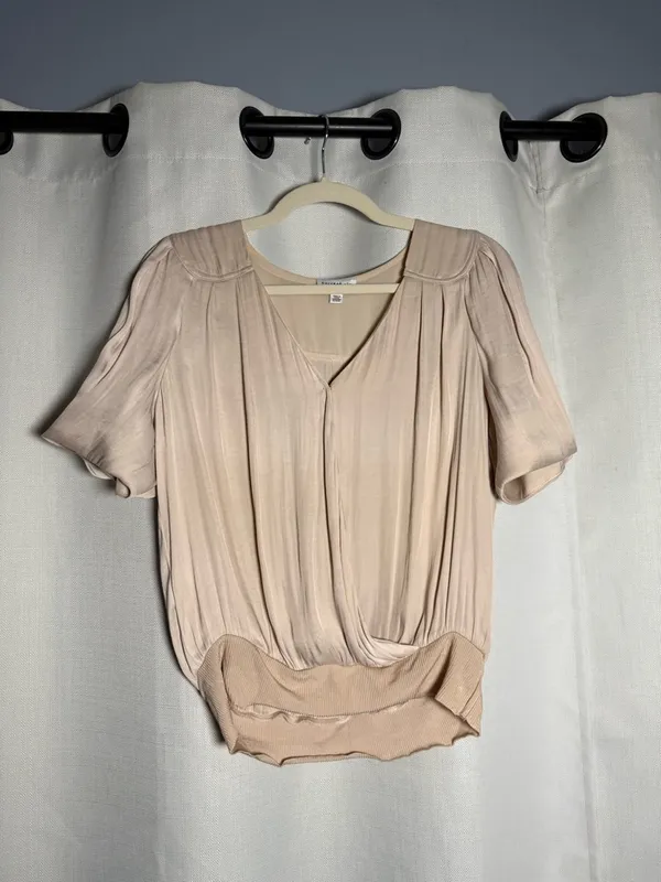 Anthropologie Current Air Blush Tan Satin Short Sleeve Surplice Blouse Size XS - Image 8