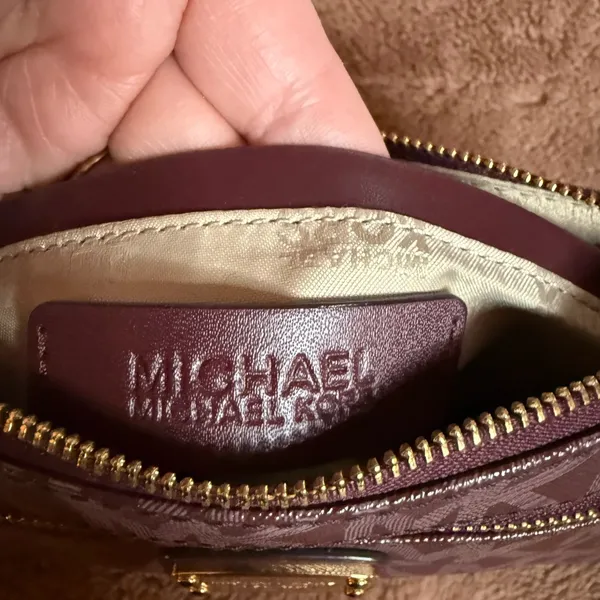 Michael Kors Jet Set Large Signature Wristlet Maroon. - Image 3