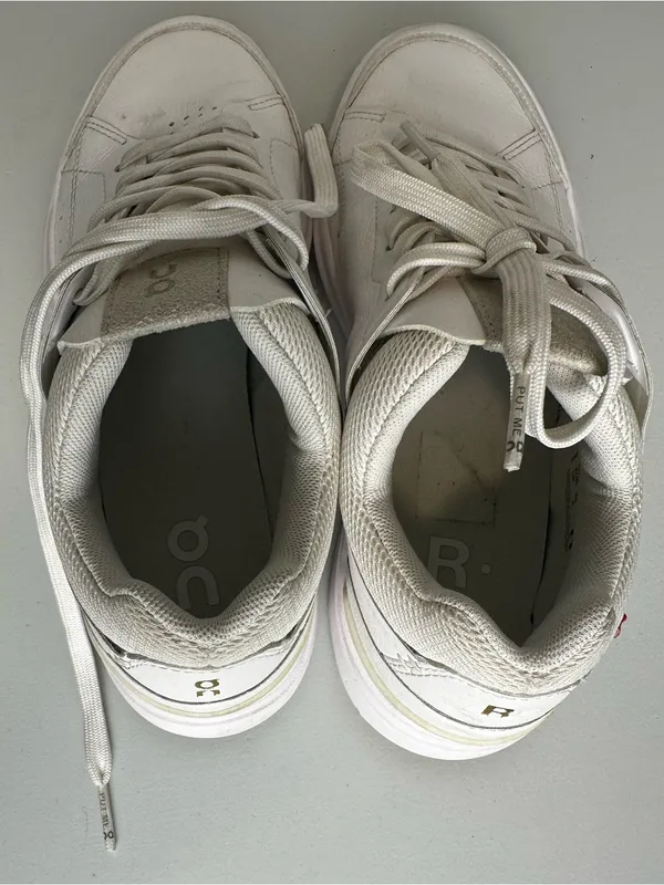 On The Roger Centre Court Tennis Sneaker‎ Women’s Sz 8 - Image 5
