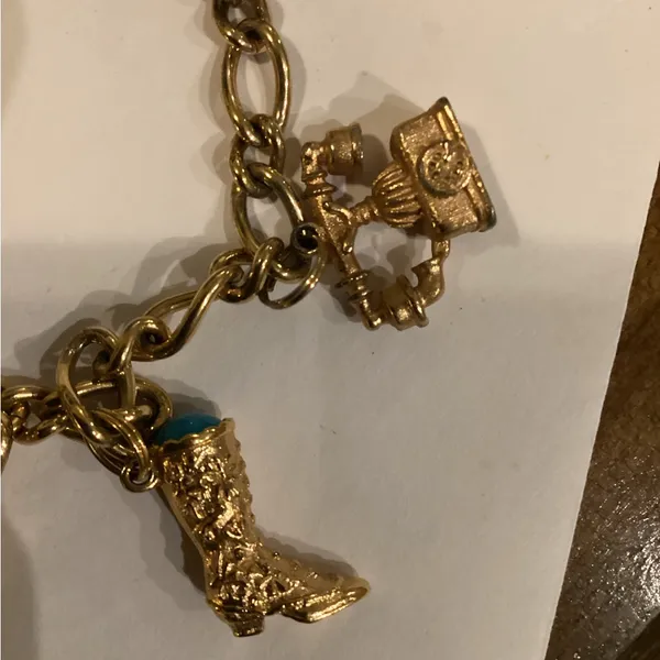 Vintage Avon Goldtone charm bracelet - Image 3