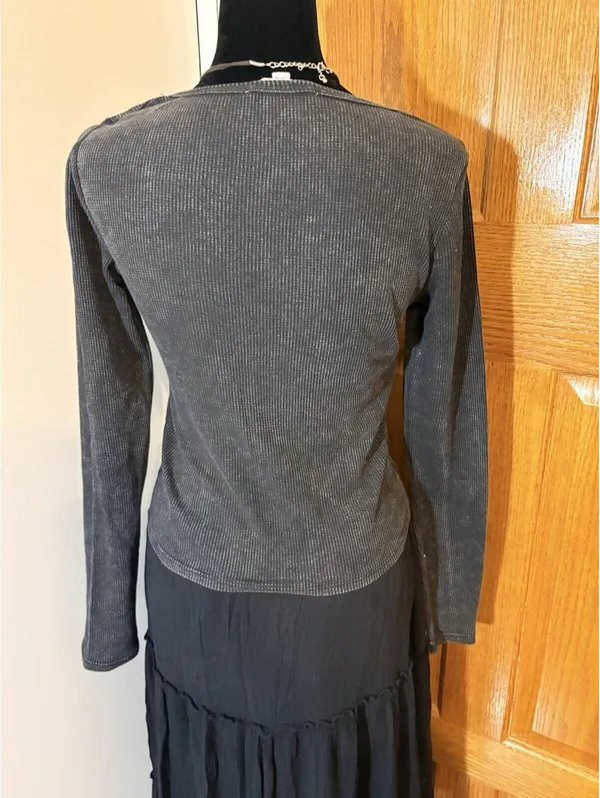 Pink Rose Top Women Blouse Gray Ribbed Knit Button-Up Scoop Neck Top M Long Sleeve - Image 3
