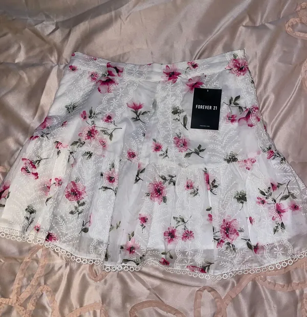 Forever 21 mini floral skirt - Image 3