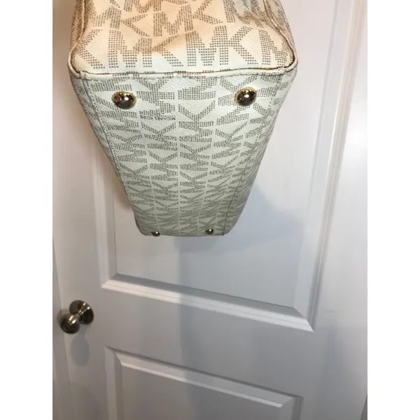 Michael Kors Jet Set Travel Large Signature Tote - Image 4