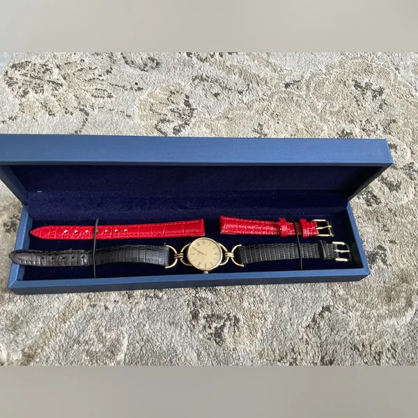 Women’s GUCCI lovely wrist watch❤️💛🖤 - Image 6