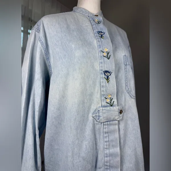 Vintage ‘80s Carry Back Light Wash Denim Embroidered Relaxed Fit Shirt - Image 4