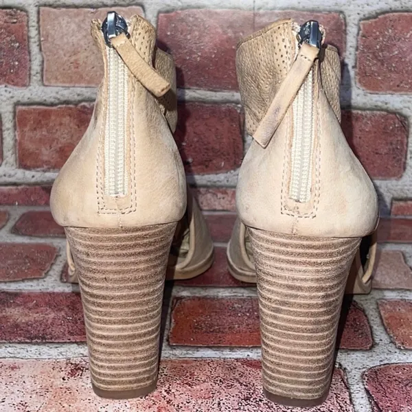 Pre-Owned Vince Camuto Bevina Beige Cutout Heeled Ankle Bootie Leather Sz 7.5M - Image 5