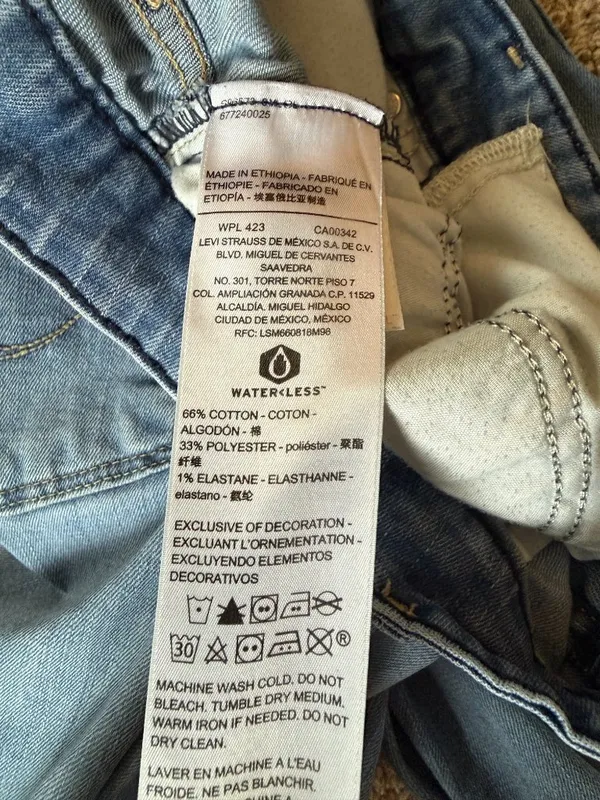 Levi Strauss mid rise slim light wash blue denim jeans women's size 6M - Image 8