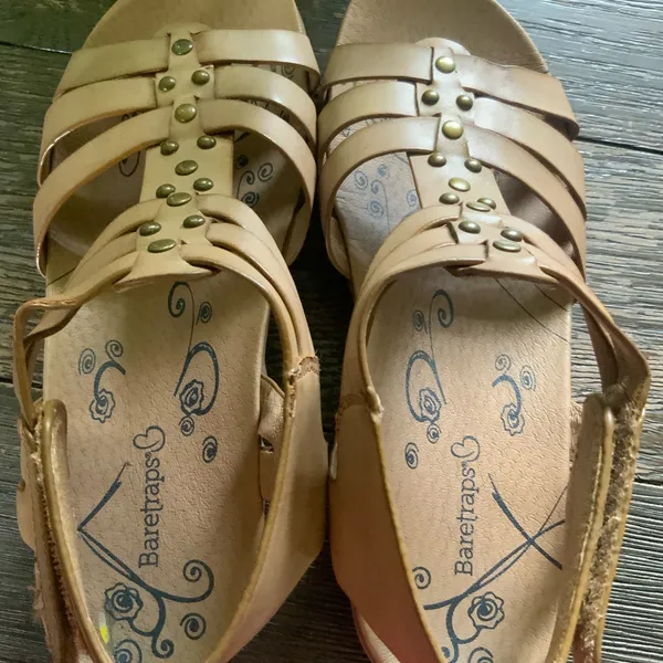BareTraps Tan Strappy Gold Studs Leather Sandals 1” Rubber Sole Size 9 - Image 10
