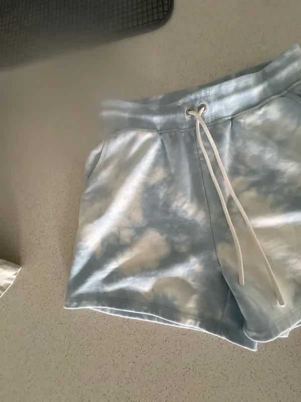 Good American Tie-Dye Sweat Shorts Size 2 - Image 3
