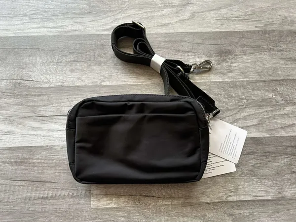 Lululemon Everywhere Crossbody Bag Black New With Tags 2L - Image 2