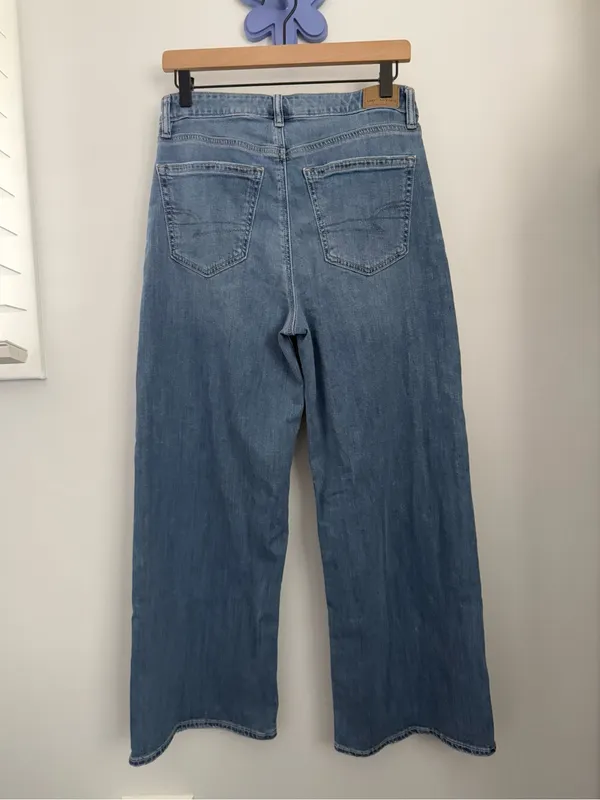 American Eagle 4 Short Super High Rise Baggy Wide Leg Jeans Light Wash Relaxed - Image 2