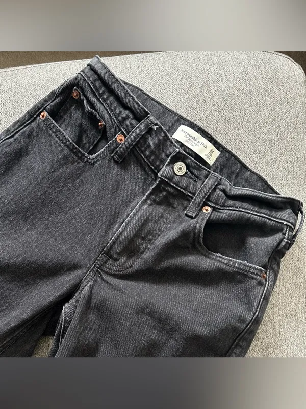 Abercrombie & Fitch Mid Rise Straight Leg Jeans Size 24 - Image 4