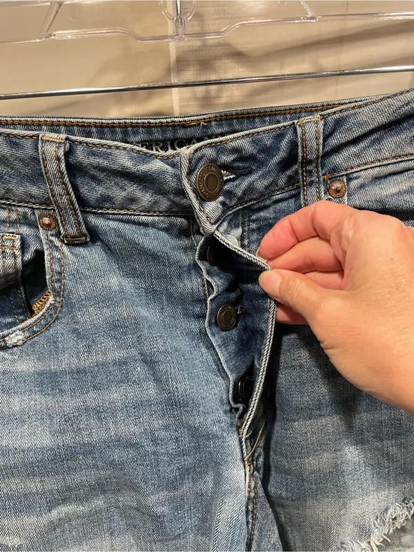 Cute American Eagle thrashed broken in jean shorts button fly 4” inseam - Image 7