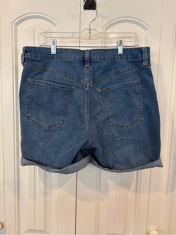 Old navy high rise wow Jean shorts size 14 - Image 2