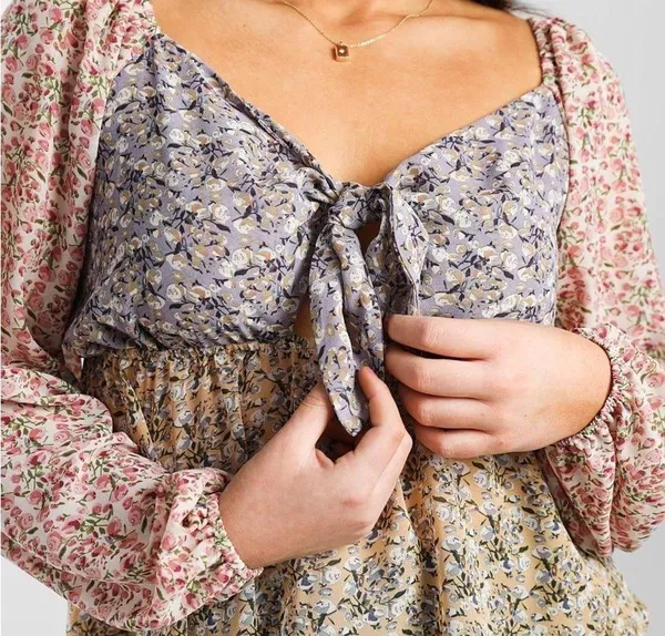Buckle Floral Chiffon Keyhole Top Size Medium - Image 12