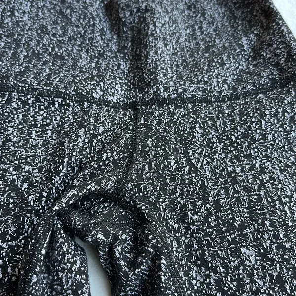 NWOT Lululemon Black & Gray Marbled Patterned Leggings size 6 - Image 6