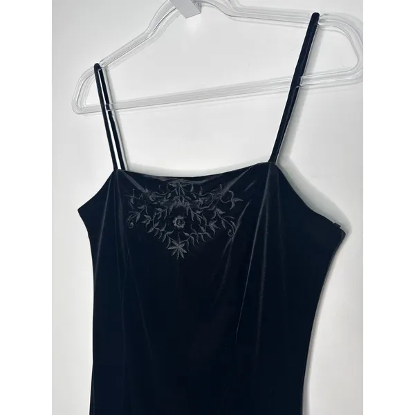 Dressbarn Collection 1990s Black Velvet Embroidered Gown formal sexy 6 - Image 9