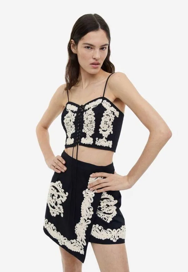 NWT H&M Appliquéd A-Line Skirt in Black | Size 4 - Image 3
