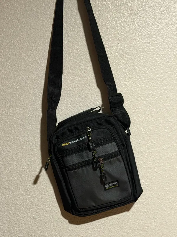 Stylish and elegant handbag in good condition. Perfect for everyday use, work, shopping, or going out. Spacious enough to carry your essentials and easy to match with different outfits. Please check the photos for the exact condition and details. - Image 2