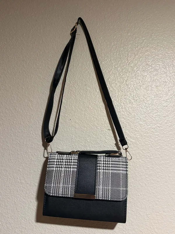 Stylish and elegant handbag in good condition. Perfect for everyday use, work, shopping, or going out. Spacious enough to carry your essentials and easy to match with different outfits. Please check the photos for the exact condition and details. - Image 3