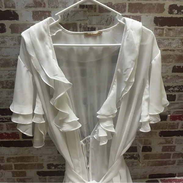 Flora Nikrooz Women’s White Ruffled Robe size S/M - Image 3