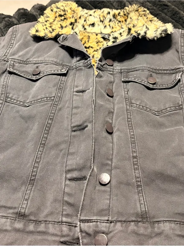 Forever 21 Gray Denim Jacket with Yellow Leopard Faux Fur Lining - Image 4