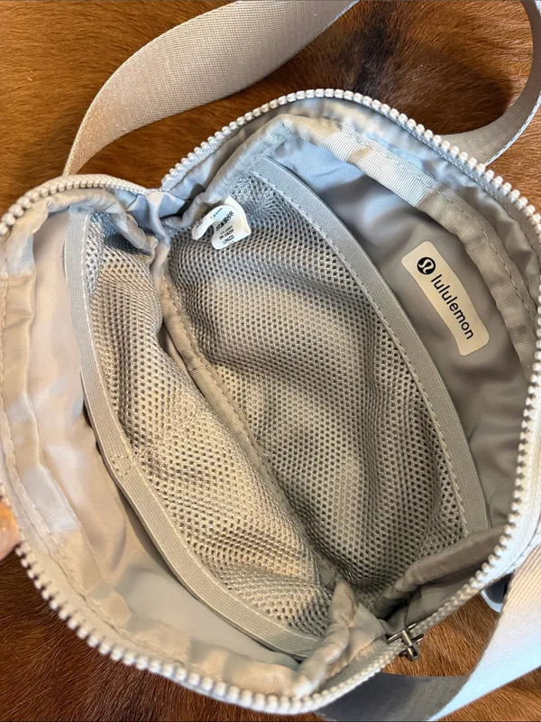 Lululemon Everywhere Belt Bag 1L Volume (7.5”x2”x5”) Seal Grey SEAL/GGRE 83265 - Image 6
