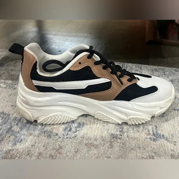FINAL PRICE Steve Madden Stylish Black and Tan Women’s Sneakers - Image 5