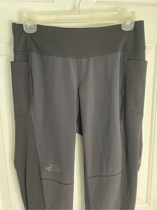 The North Face Black Women's Leggings with Stash Pockets Size Medium - Image 4