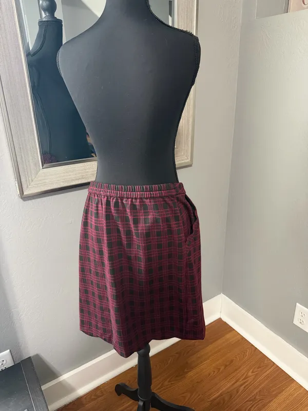 Skies Are Blue Berenice Scallop Hem Old Money Academia Skirt burgundy & black plaid large. - Image 5