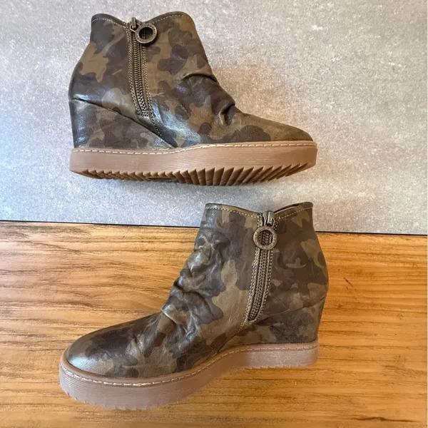 Sofft Siri Camo Leather Waterproof Wedge Sneaker Booties Size 8.5 - Image 2