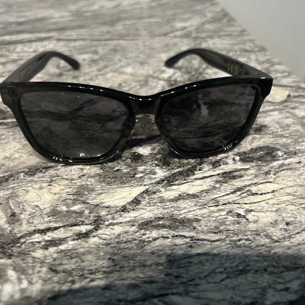 Classic Black Sunglasses - Image 4