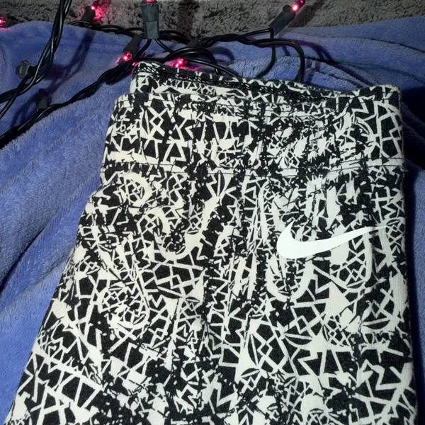 Nike Black & White Abstract Print Women's Legging Pants - Image 2