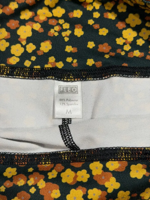 Women’s Fleo Daisy Confetti 3.25” inseam shorts size medium - Image 7