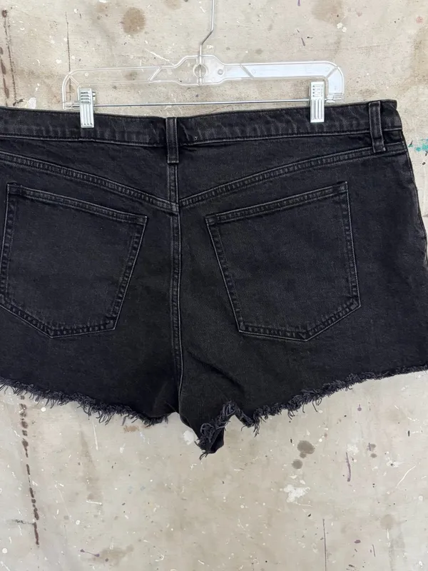 Abercrombie the High Rise Mom Short - Image 3