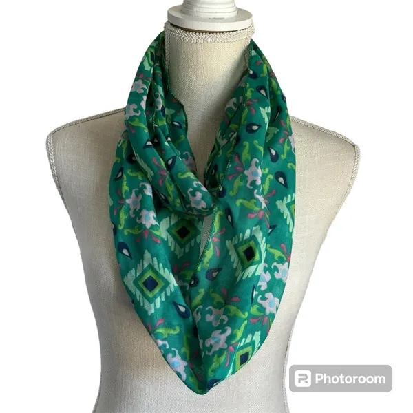 Green Geometric Print Infinity Scarf Lightweight Loop Scarf EUC - Image 2