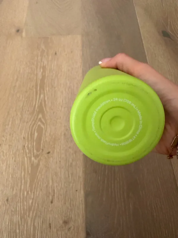 Green hydroflask water bottle - Image 3