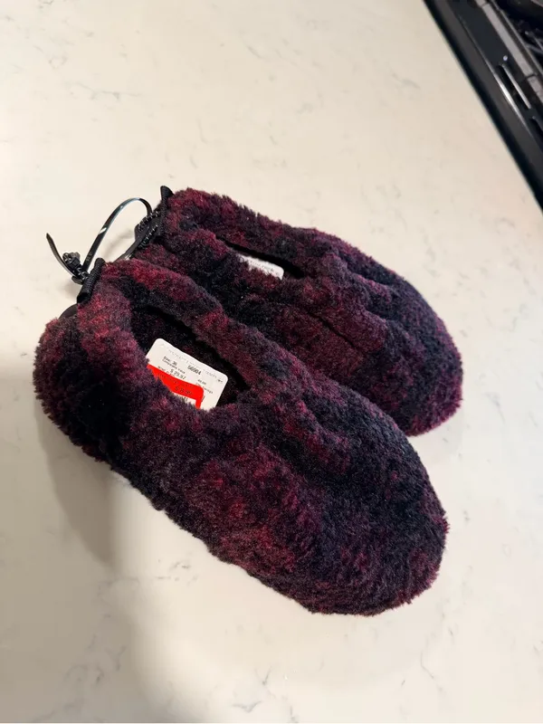 SKIMS Burgundy and Black Plaid Plush Slip-On Slippers - Image 4