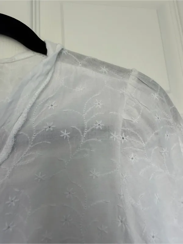 Old Navy White Eyelet Wrap Top Size Small - Image 4